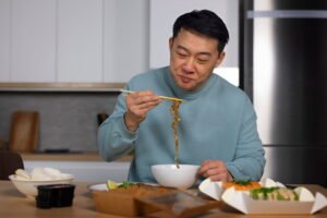 cowo makan mie instan